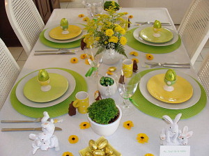 tavola apparecchiata per pasqua gialla e verde
